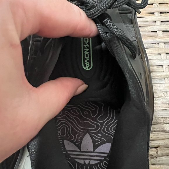 Adidas men’s Oznova size 10.5 Athletic Sneakers, black and white, GUC, comfort - Picture 4 of 8